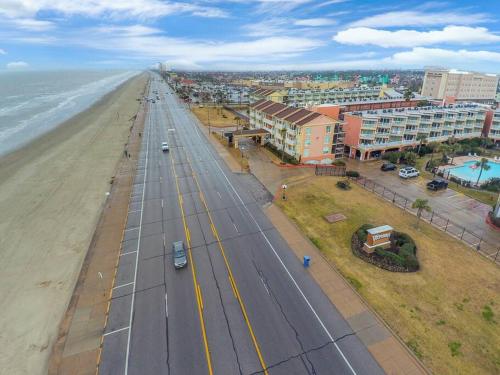 Available Mardi Gras  Updated Beachfront Condo - image 9