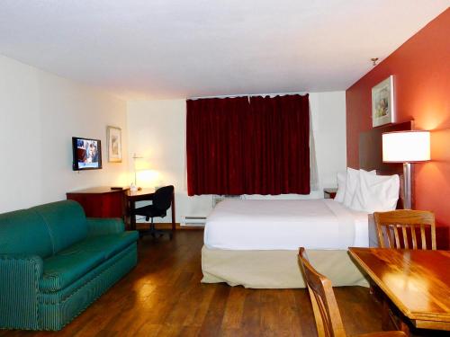 2 queen beds, 1 sofa bed