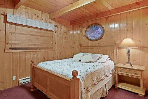Restoration Pines by KABINO Hot Tub Big Garage Yard Fire Pit Swingset Foosball WiFi Grill in Island Park, USA