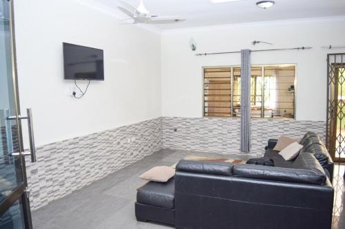 zonă comună salon/TV, 3A's Guest House in Akosombo