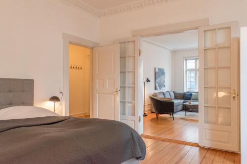 Spacious 3-bedroom apartment in the heart of Århus - image 5