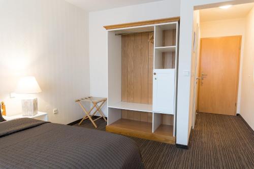 1 queen bed