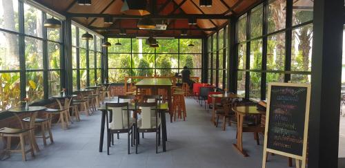 Restaurant, ร่มปาล์มรีสอร์ท สระบุรี Rompalm Saraburi in Nong Saeng