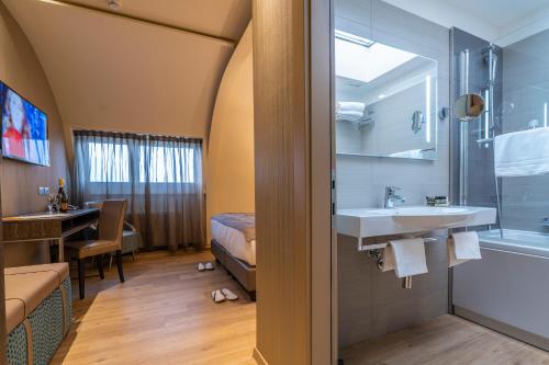 room detail thumbnail 2