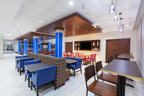 홀리데이 인 익스프레스 & 스위트 털사 사우스 - 우드랜드 힐스, IHG - 식음료(F&B)