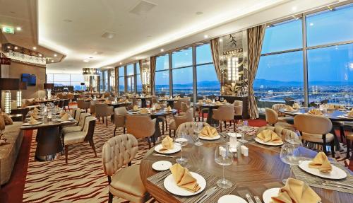 Restaurant, Crowne Plaza Bursa Convention Center & Thermal Spa in Bursa