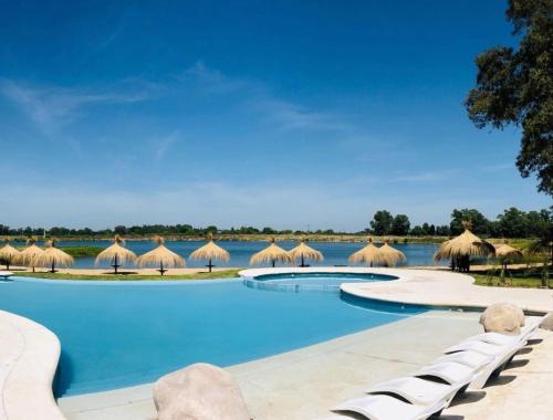 Úszómedence, Howard Johnson Hotel & Convention Center Ezeiza in Tristán Suárez