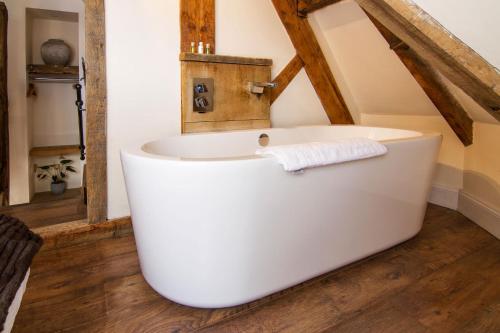 Romneys Apartments & Suites - image 2