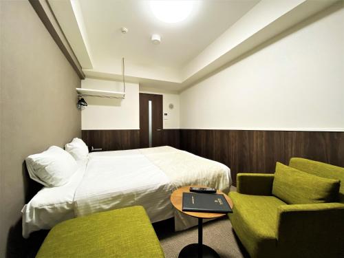 Standard Twin Room image 7
