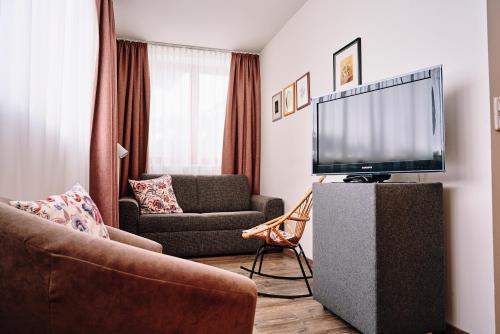 1 king bed, 1 sofa bed
