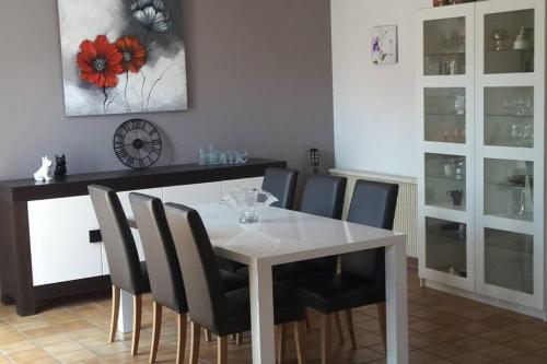 jolie villa avec piscine in มาริญาน