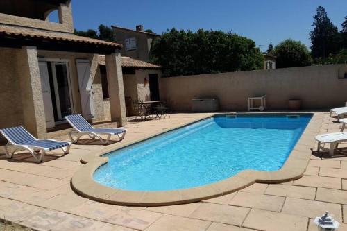 สระว่ายน้ำ, jolie villa avec piscine in มารีญาน