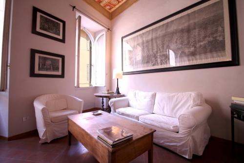 Family 2BR Apartment in Via Giulia - image 9