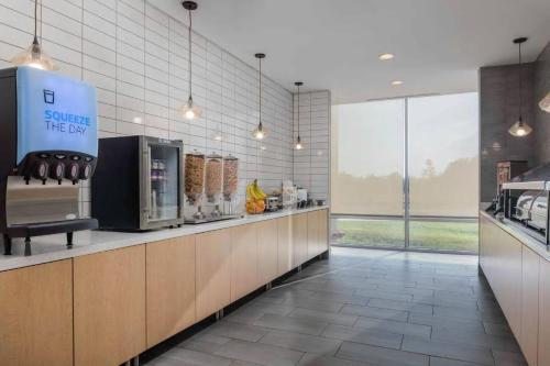La Quinta Inn & Suites by Wyndham Wisconsin Dells - image 7