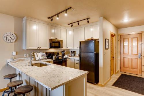 Updated 3BR River Run-Plenty of Bedding & Kids Ski Free condo - image 3