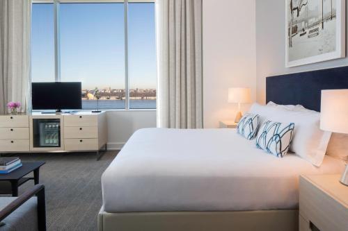 1 king bed, 1 sofa bed