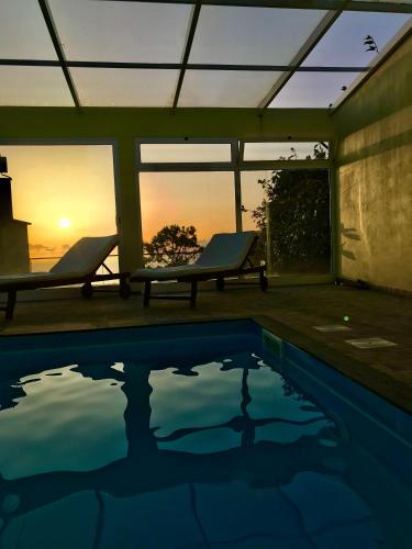  Casa da Relva com Piscina Aquecida Interna, Arco da Calheta bei Quinta do Almeida