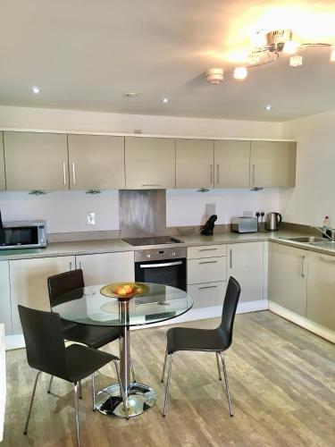 Cocina, New Central Woking 1 and 2 Bedroom Apartments with Free Gym, close to Train Station in Woking