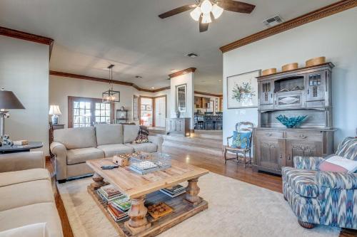 Beautiful Hill Country Ranch Home - 4 Mi to Town! in Boerne, USA