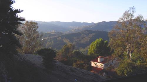 Topanga Canyon Inn Bed and Breakfast - image 5