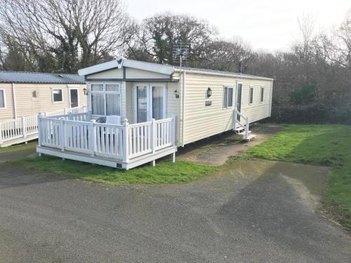2 Bedroom Caravan LG25, Shanklin, Isle of Wight gîte à louer Shanklin Railway Station