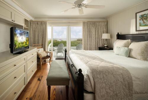 Mainsail Beach Inn on Holmes Beach - image 6