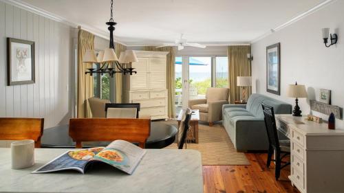 Mainsail Beach Inn on Holmes Beach - image 7