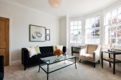 Modern Family Home in London Close to Amenities and Train