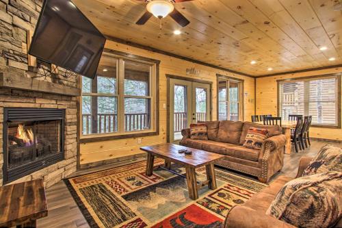 Luxe Cabin w/ Home Theater < 2 Miles to Gatlinburg near Big Bear Pizza and Subs