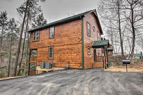 Luxe Cabin w/ Home Theater < 2 Miles to Gatlinburg near Big Bear Pizza and Subs