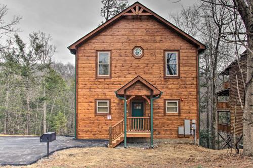 Luxe Cabin w/ Home Theater < 2 Miles to Gatlinburg near Big Bear Pizza and Subs