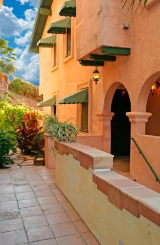 Entrance, Topanga Canyon Inn Bed and Breakfast in Malibu