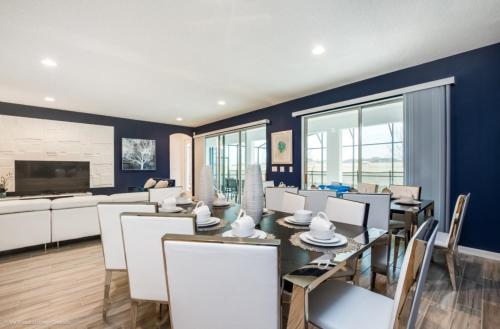 Varios Resort Pool Homes in Davenport, USA