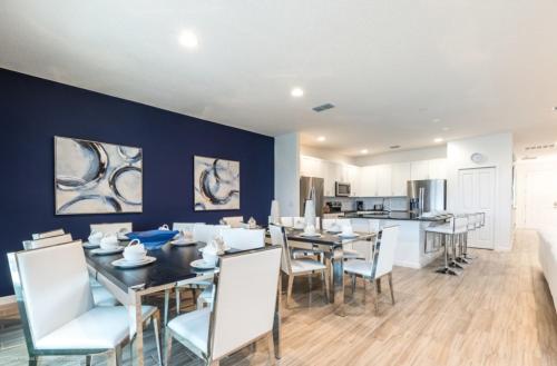 Varios Resort Pool Homes in Davenport, USA