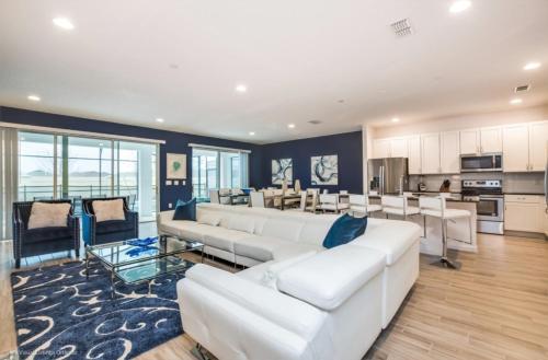Varios Resort Pool Homes in Davenport, USA