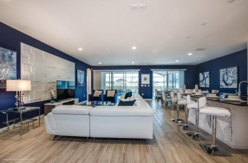 Varios Resort Pool Homes in Davenport, USA