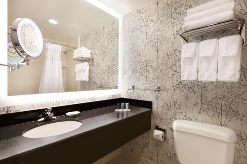 King Room with Hearing Mobility Accessible Tub - Non-Smoking