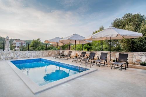  Luxury apartments Alkar with swimming pool, Ferienwohnung in Ražanj