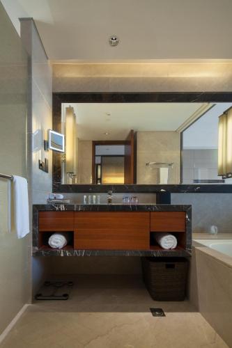 243485350 Crowne Plaza Wuxi Taihu by IHG