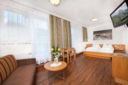 1 queen bed, 1 sofa bed