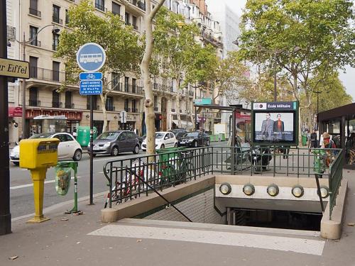 Eiffel Tower Royal Apartment - image 8