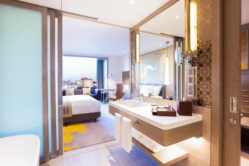 243492828 Crowne Plaza Vientiane by IHG
