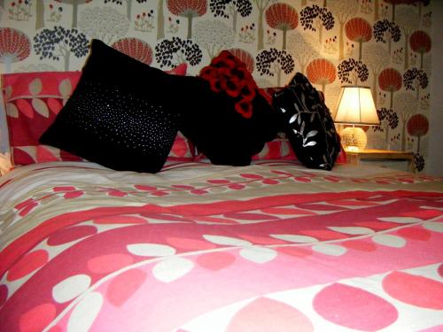 Riverbank View Three Bedroom Apartment with Free Parking - main image