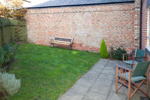 Riverbank View Three Bedroom Apartment with Free Parking - image 8