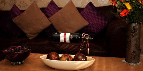 Riverbank View Three Bedroom Apartment with Free Parking - image 6