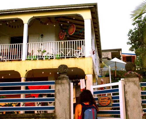 ทางเข้า, Happy hippies House in กอเซียร์