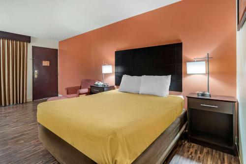 Econo Lodge Urbandale - image 3