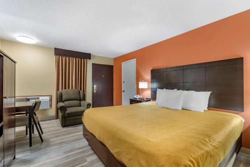Econo Lodge Urbandale - image 5
