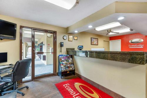 Econo Lodge Urbandale - image 6