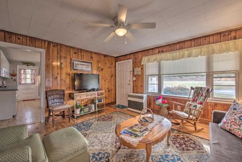 Scenic Countryside Cottage 3 Mi to New River! - image 5